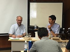 ジル・ド・ルベル先生(写真左)と通訳の洞口氏(写真右)