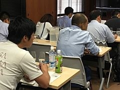 授業に真剣な様子の受講生